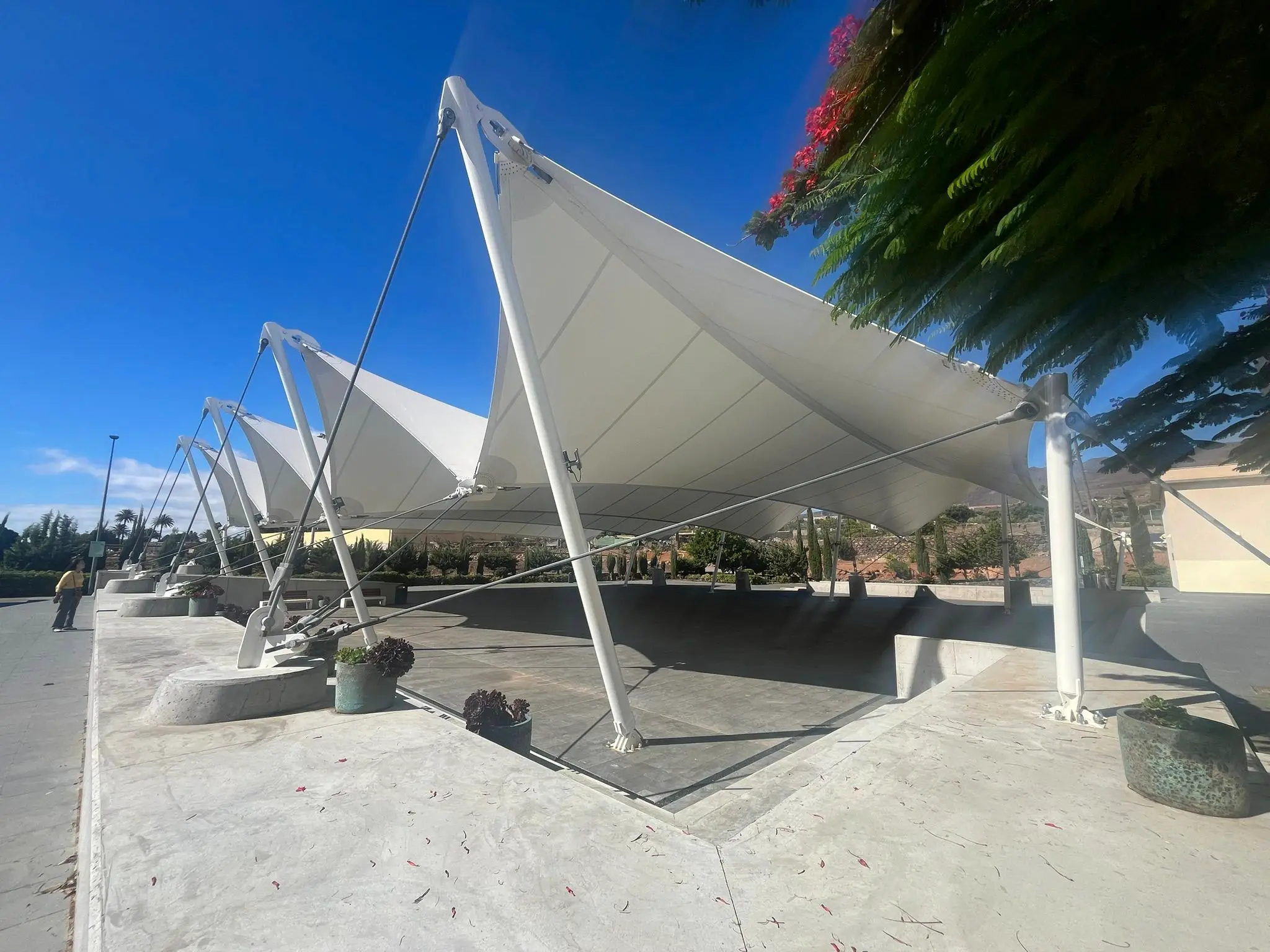 Estructura de arquitectura textil tensada con diseño moderno para espacios exteriores