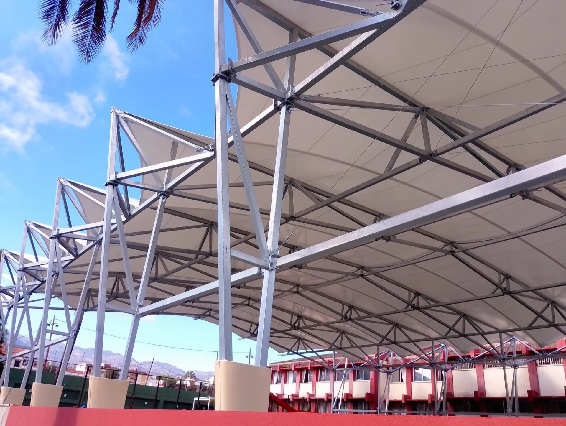Tensoestructura cónica sobre instalación deportiva