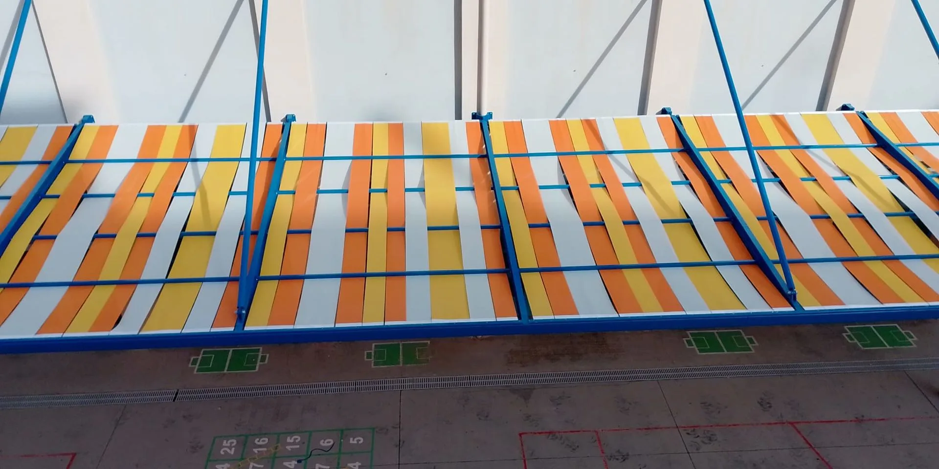 Cubierta textil tensada en patio escolar — CEIP Juan del Río Ayala
