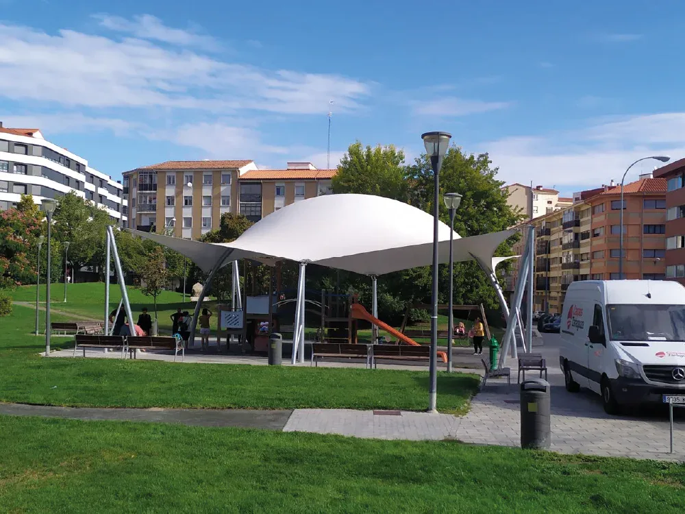 Cubierta textil sobre parque infantil — vista 1