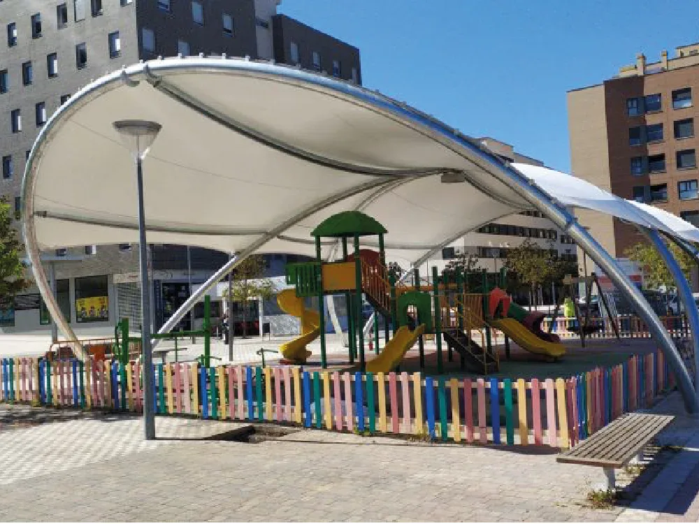 Cubierta tipo cúpula sobre parque infantil con vallado colorido