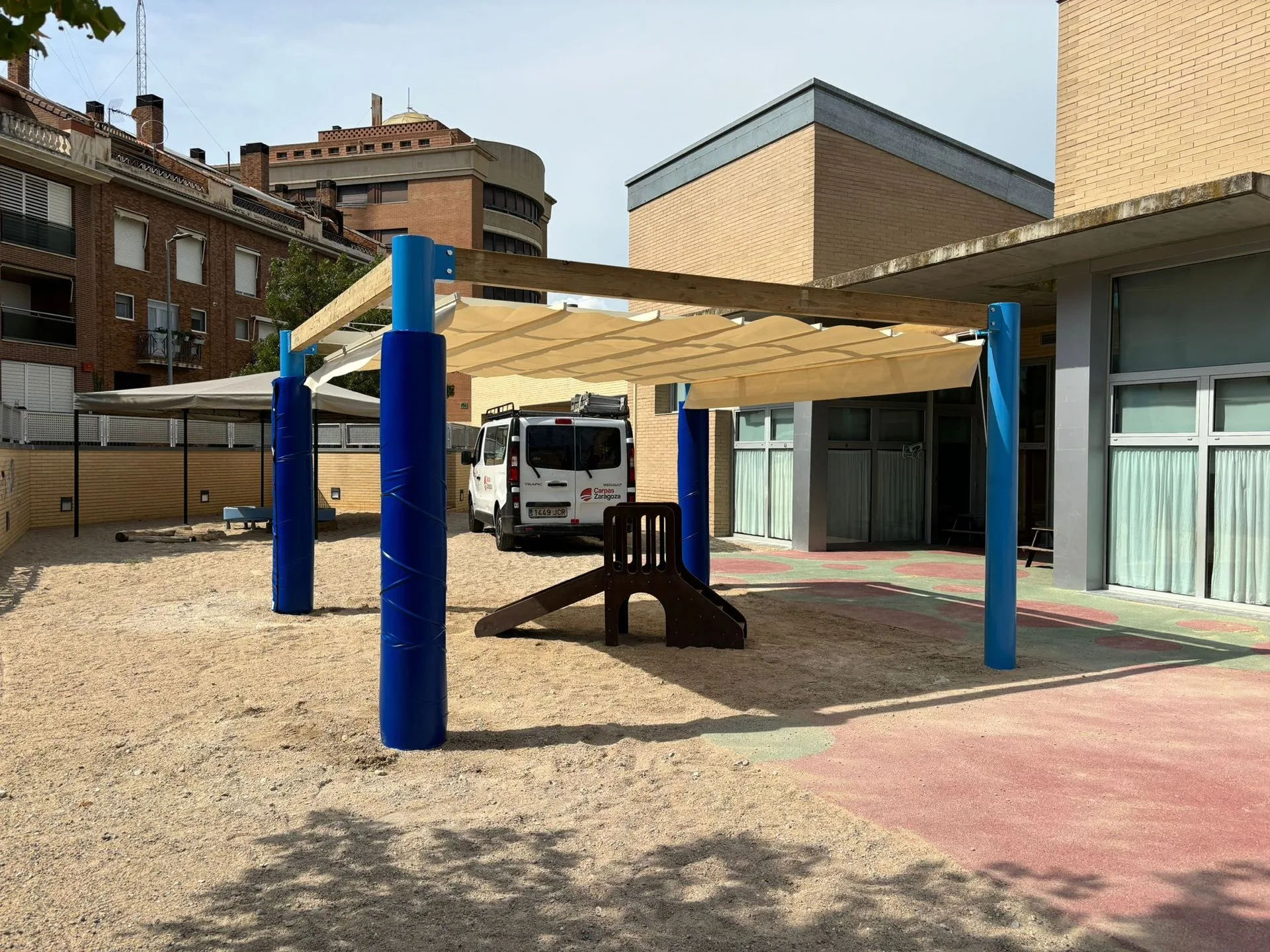 Cubierta textil sobre patio de guardería