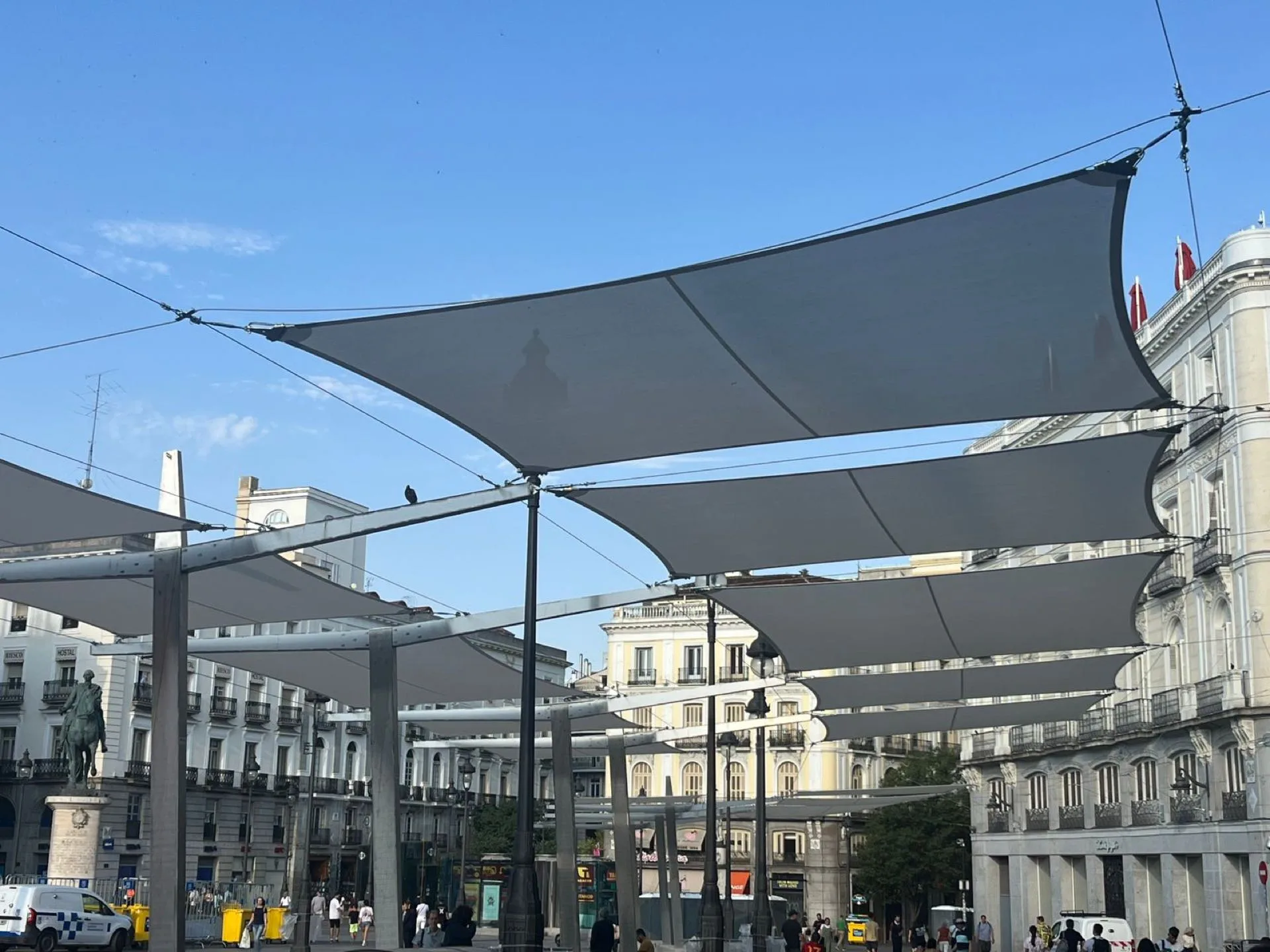 Velas tensadas grises sobre la Puerta del Sol de Madrid