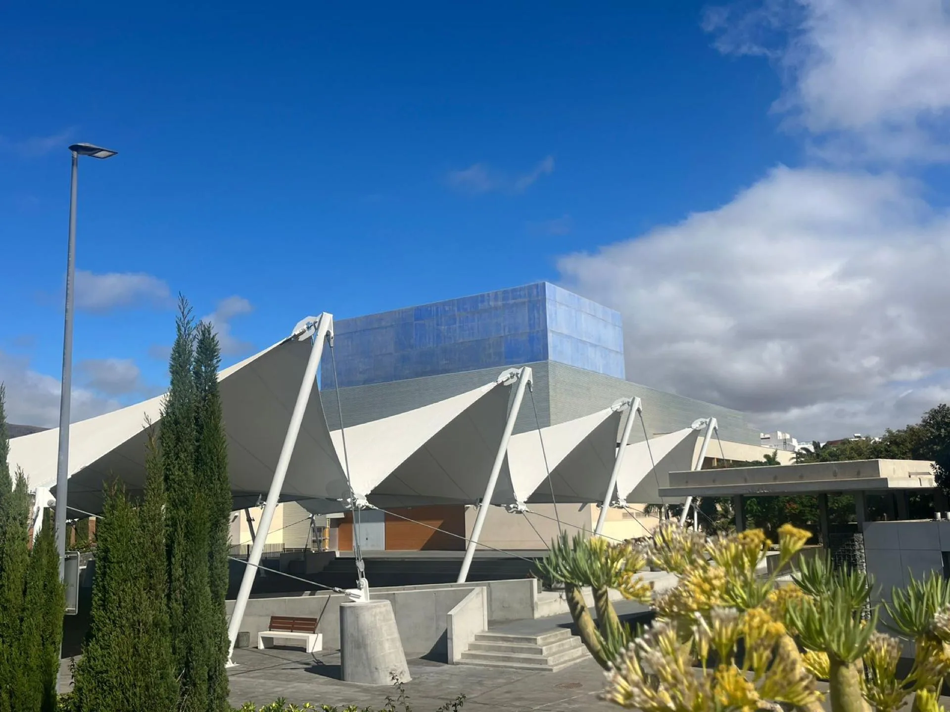 Membrana tensada exterior sobre auditorio urbano
