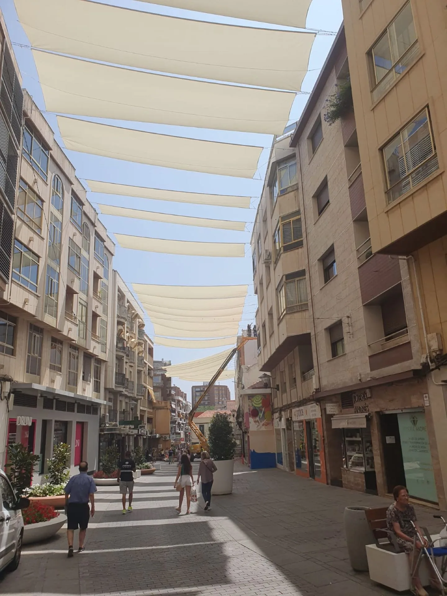 Entoldado continuo entre fachadas en calle peatonal