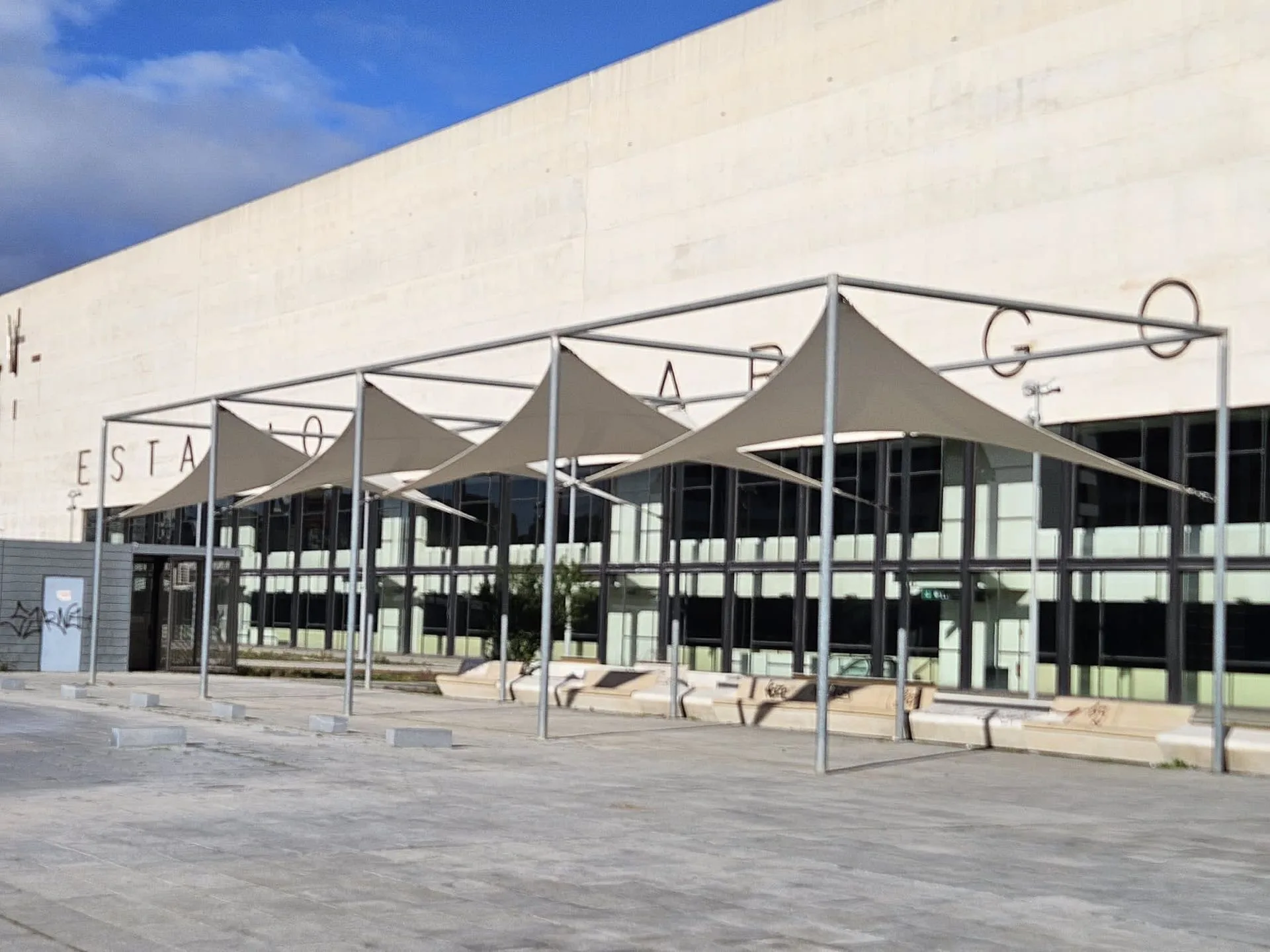 Composición de velarias urbanas sobre plaza pública