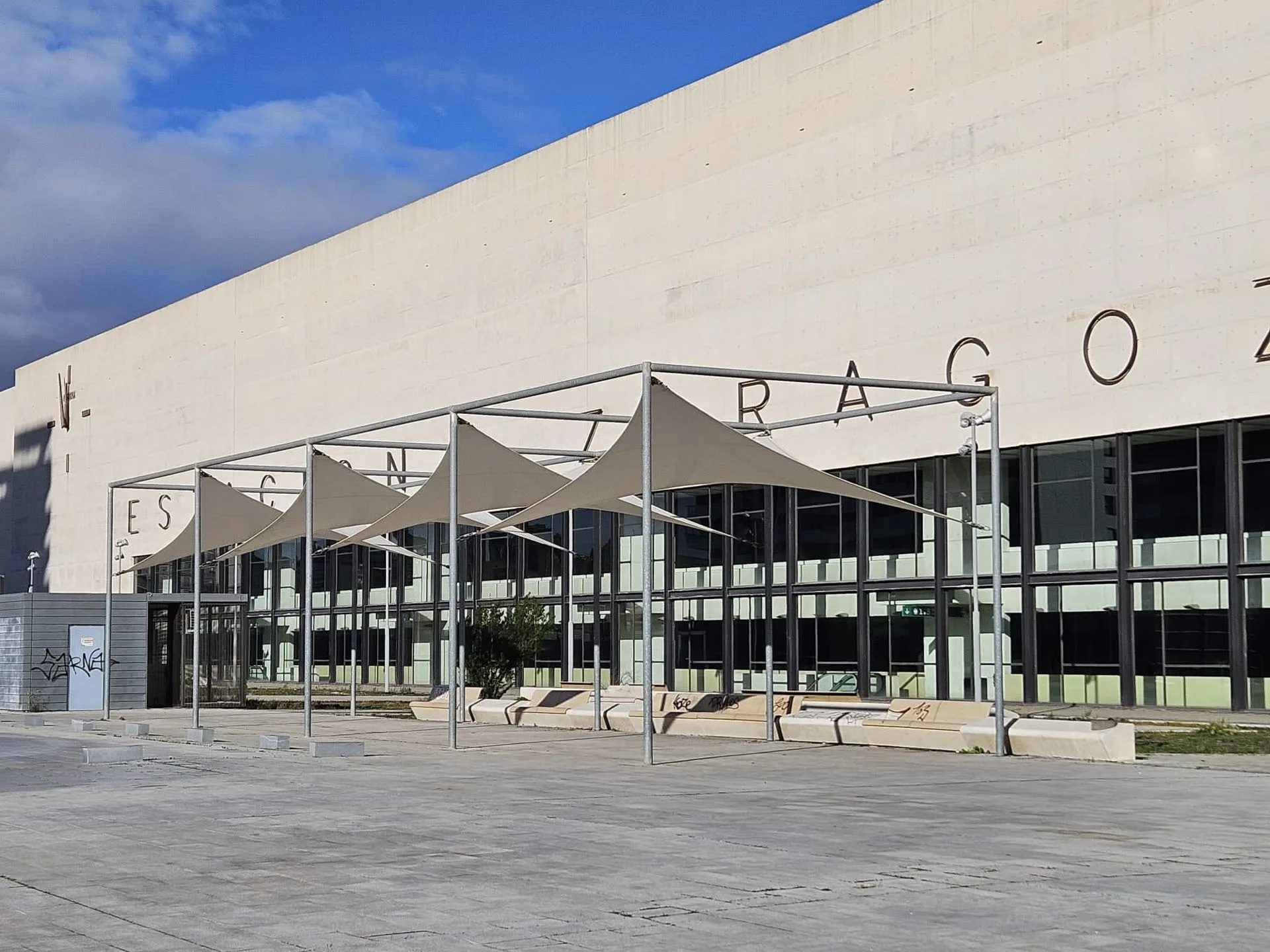 Vela de sombra con geometría hiperbólica de doble curvatura