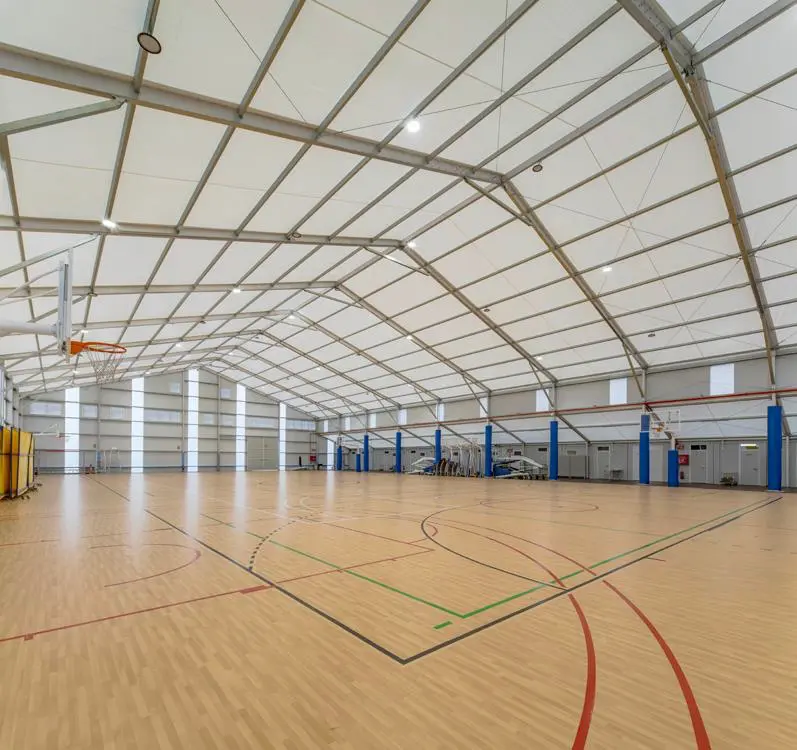 Carpa desmontable cubriendo pista deportiva