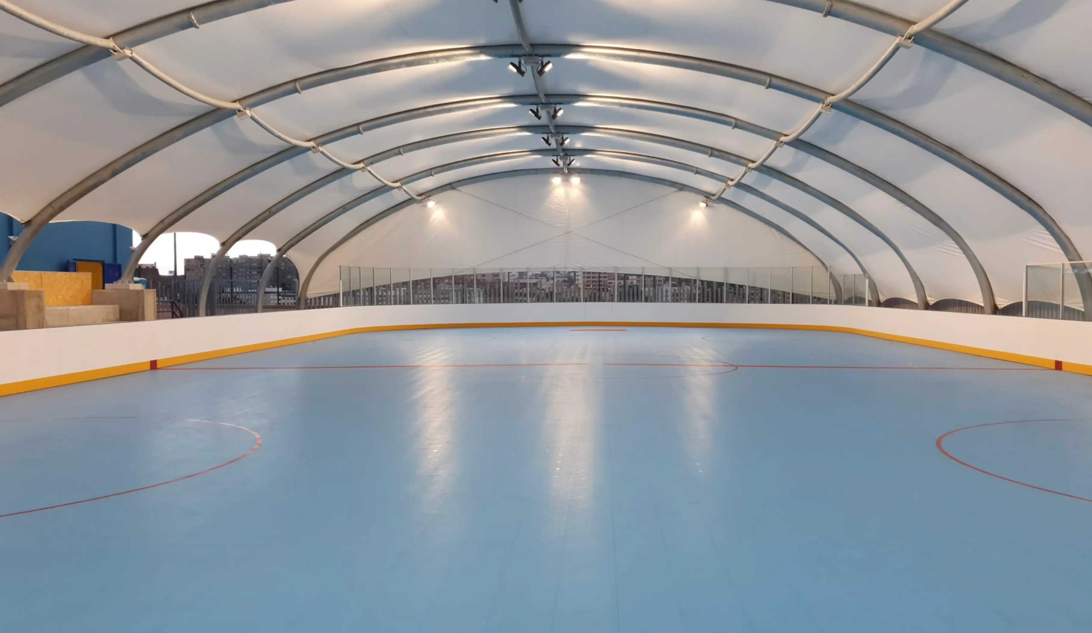 Pista de hockey cubierta con estructura deportiva desmontable