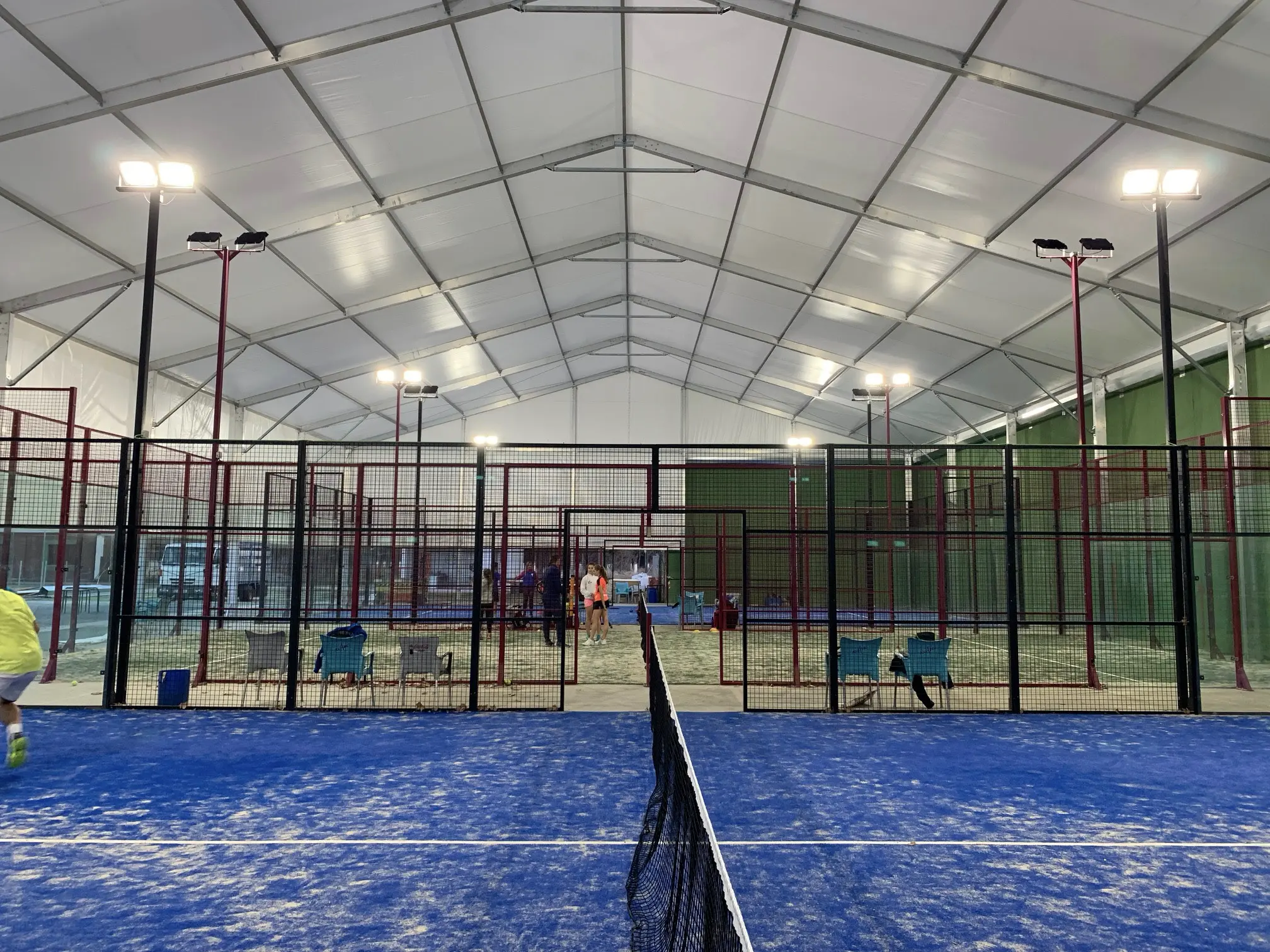 Pistas de pádel cubiertas con estructura modular desmontable