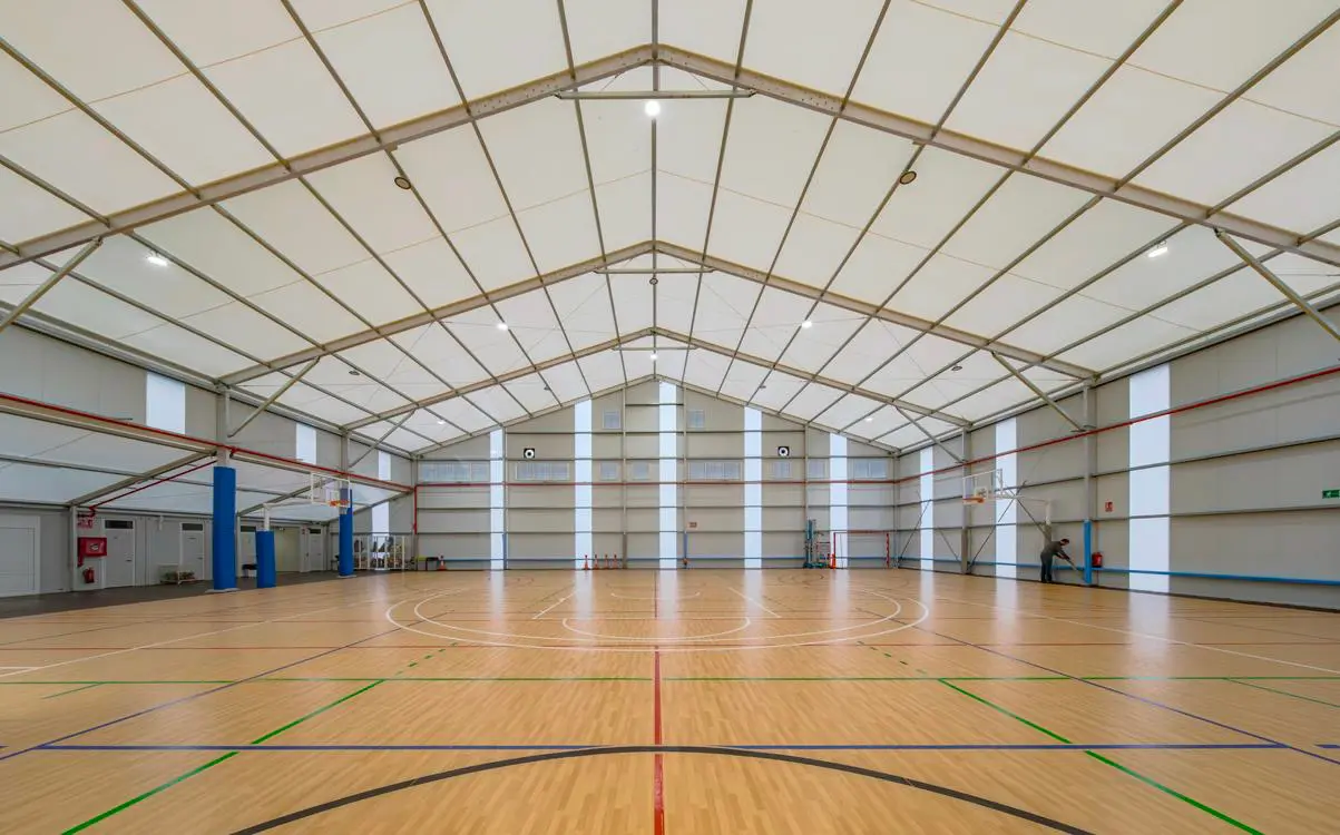 Carpa desmontable cubriendo pista deportiva