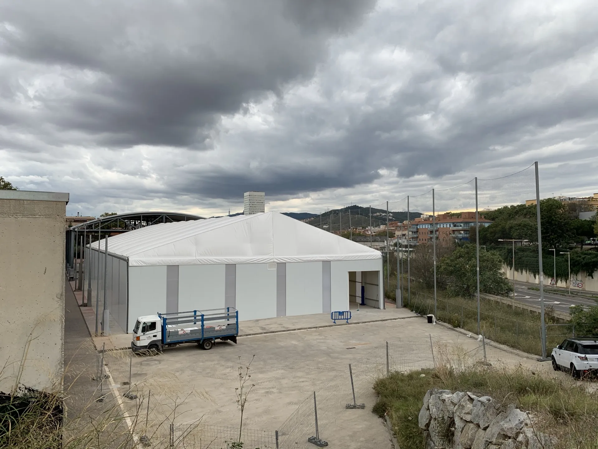 Carpa exterior blanca para fútbol indoor en instalación deportiva