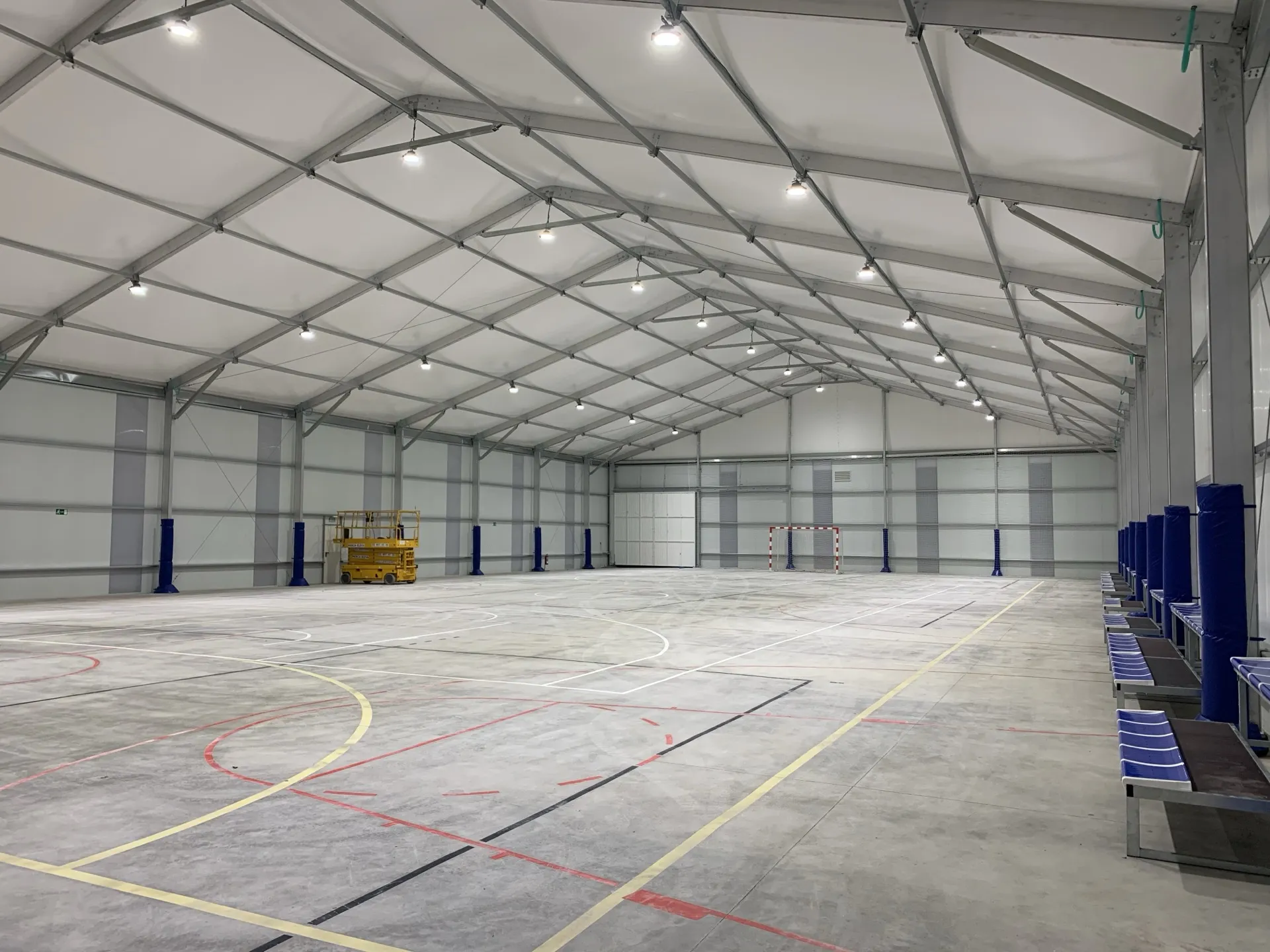 Interior de pista polivalente cubierta con porterías de fútbol sala