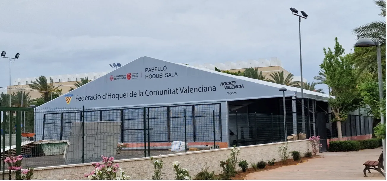 Carpa desmontable cubriendo pista deportiva