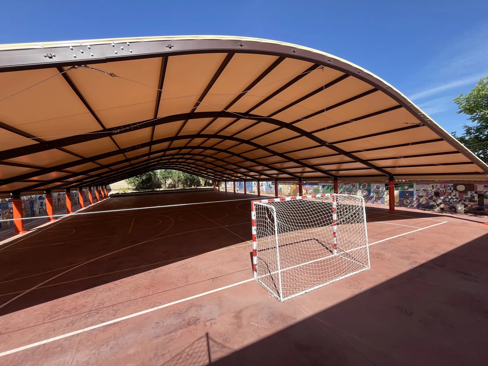 Cubierta abovedada exterior sobre pista deportiva al aire libre