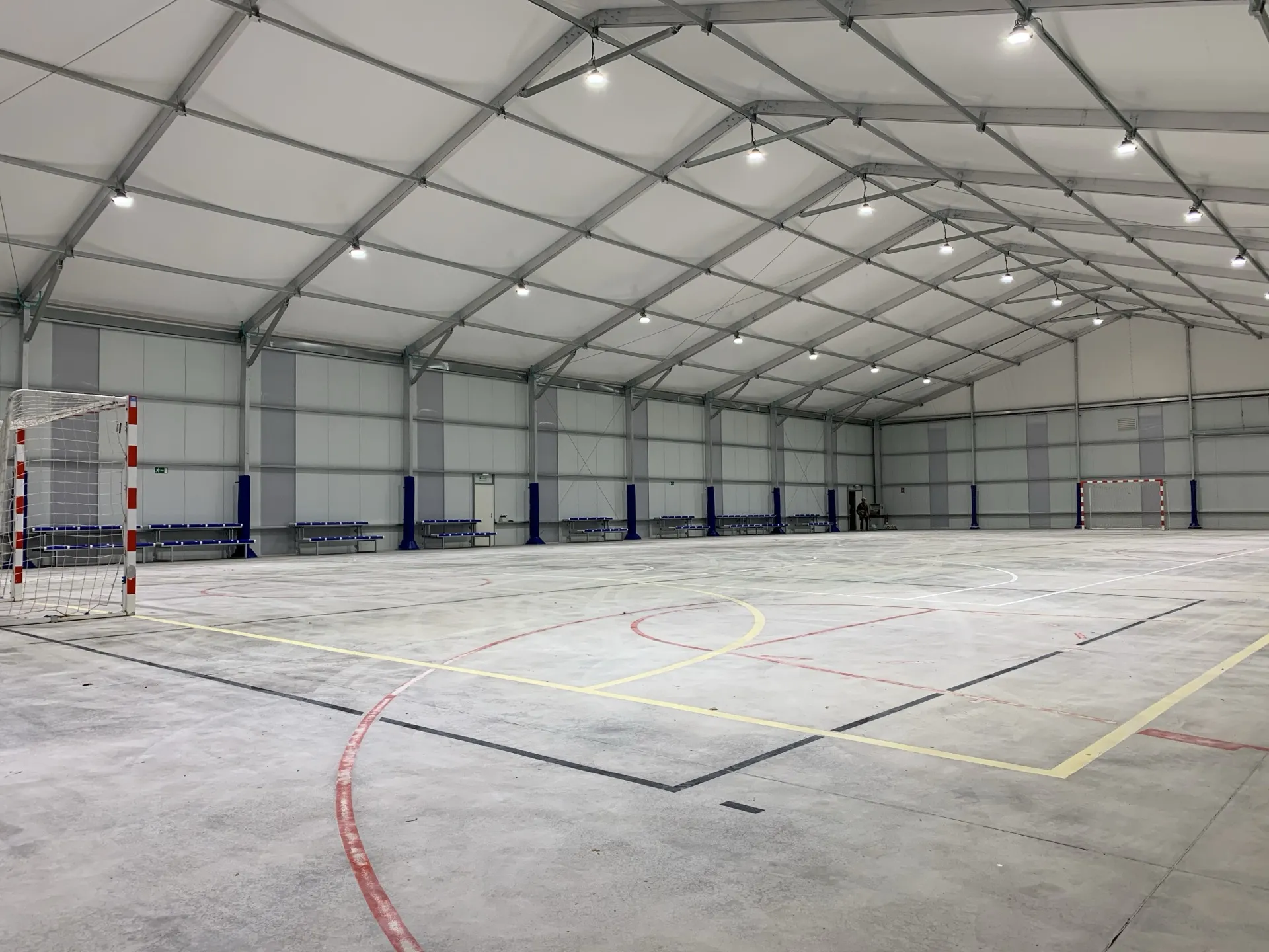 Interior de pabellón cubierto con pista de fútbol sala