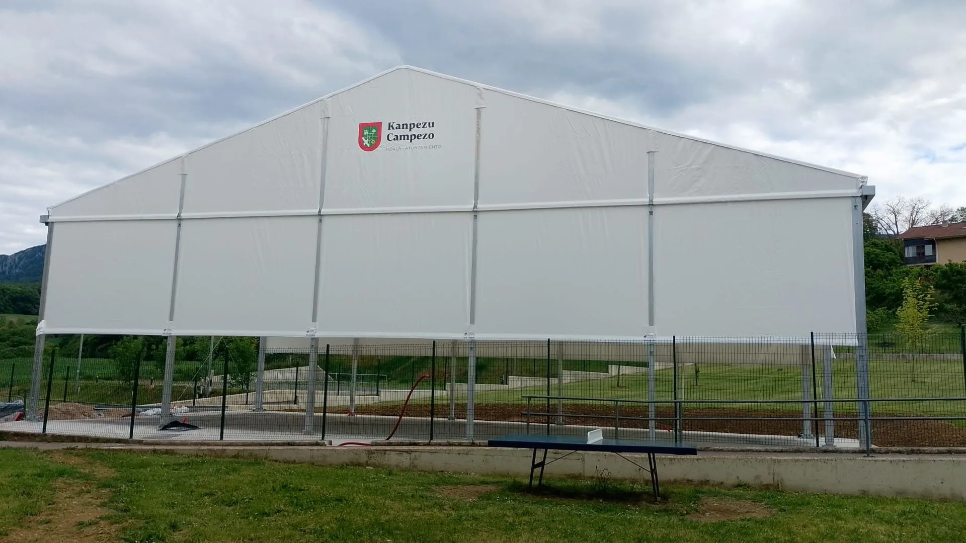 Carpa de pádel personalizada para el ayuntamiento de Kanpezu Campezo