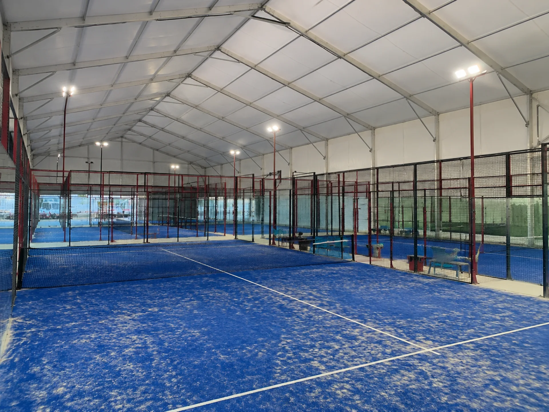 Pistas de pádel cubiertas con carpa desmontable y suelo azul
