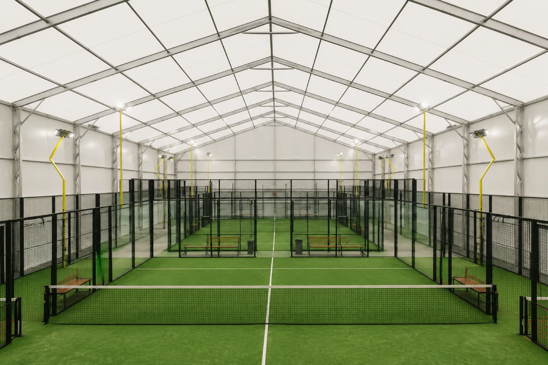 Interior de pistas de pádel cubiertas con suelo verde