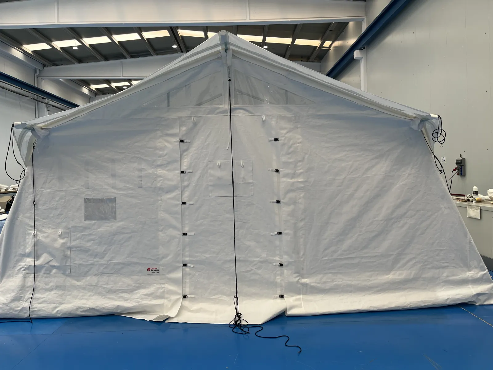 Carpa modular blanca de emergencia montada en fábrica vista frontal