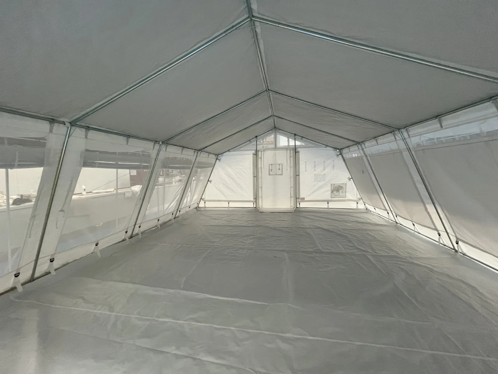 Interior diáfano de carpa modular de emergencia