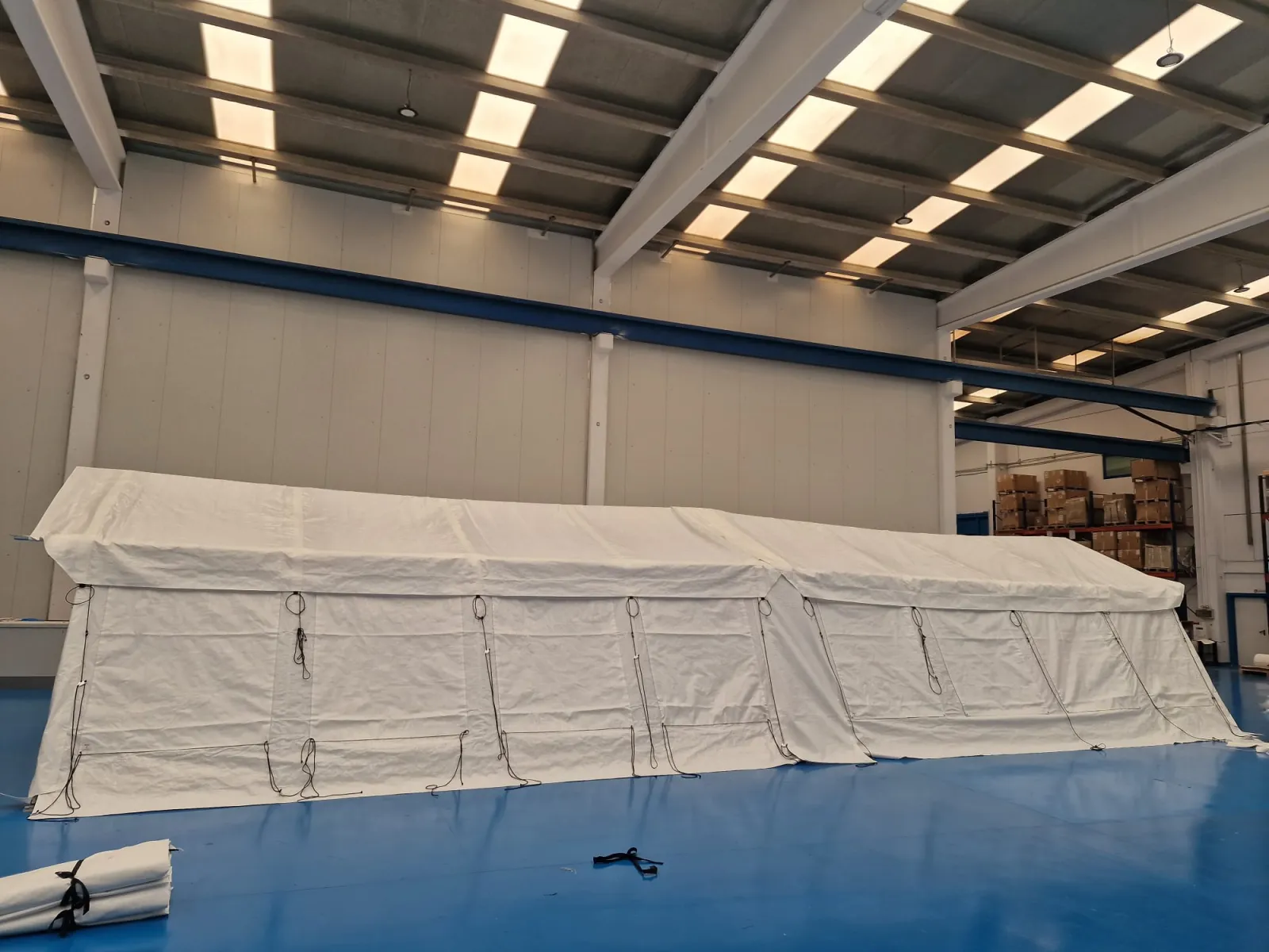 Puesto de mando avanzado (PMA) en carpa modular blanca para coordinación de emergencias