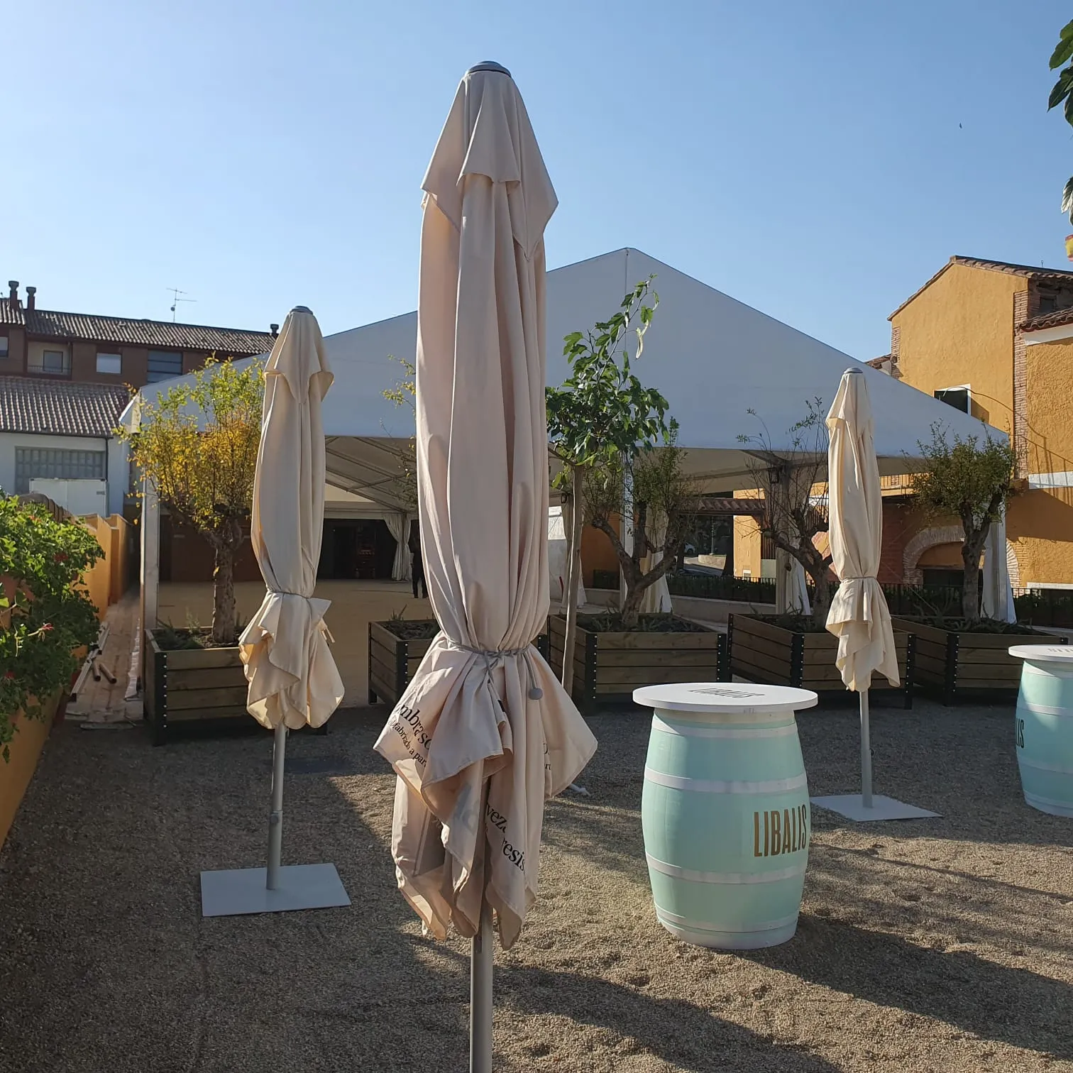 Carpa de gran formato montada en exterior para evento profesional