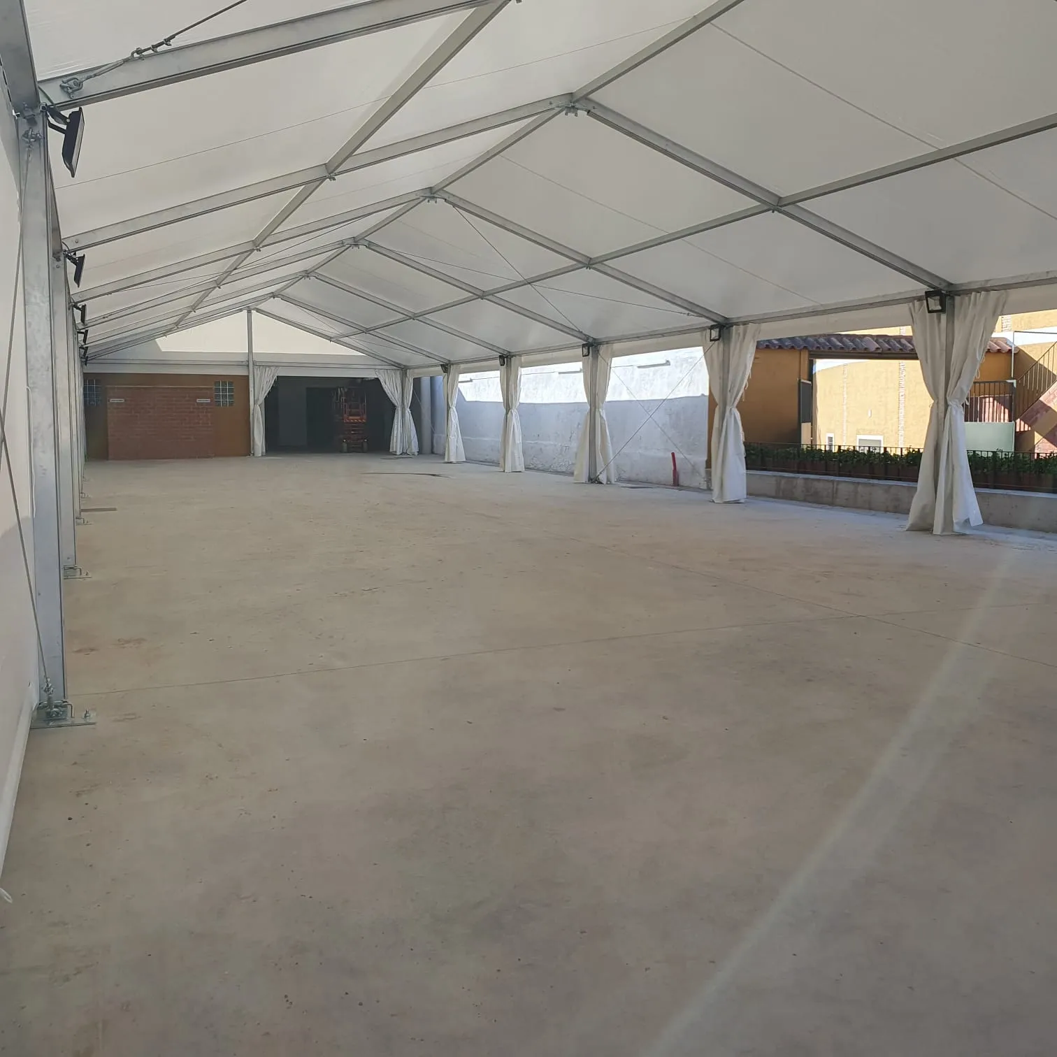 Interior de estructura de carpa para eventos