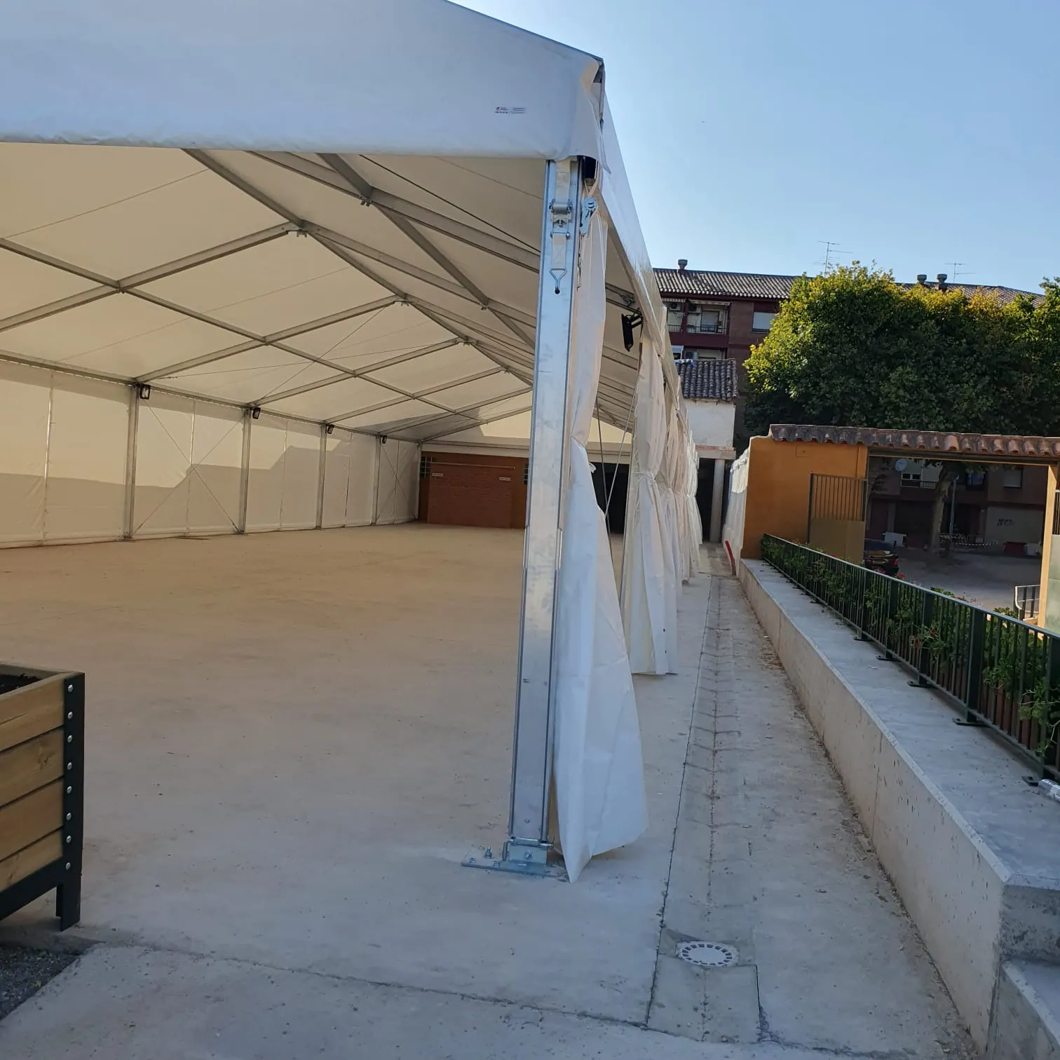 Vista lateral de carpa de gran formato para eventos