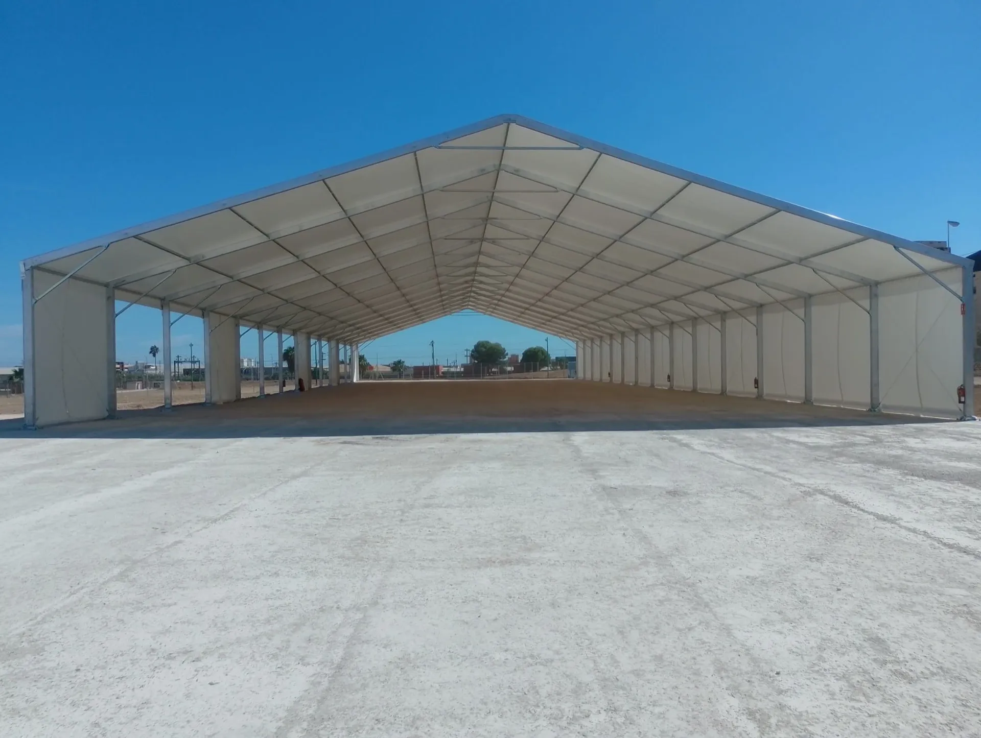 Carpa de gran formato sin laterales para evento al aire libre