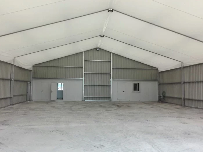 Vista exterior de nave industrial desmontable con cubierta textil