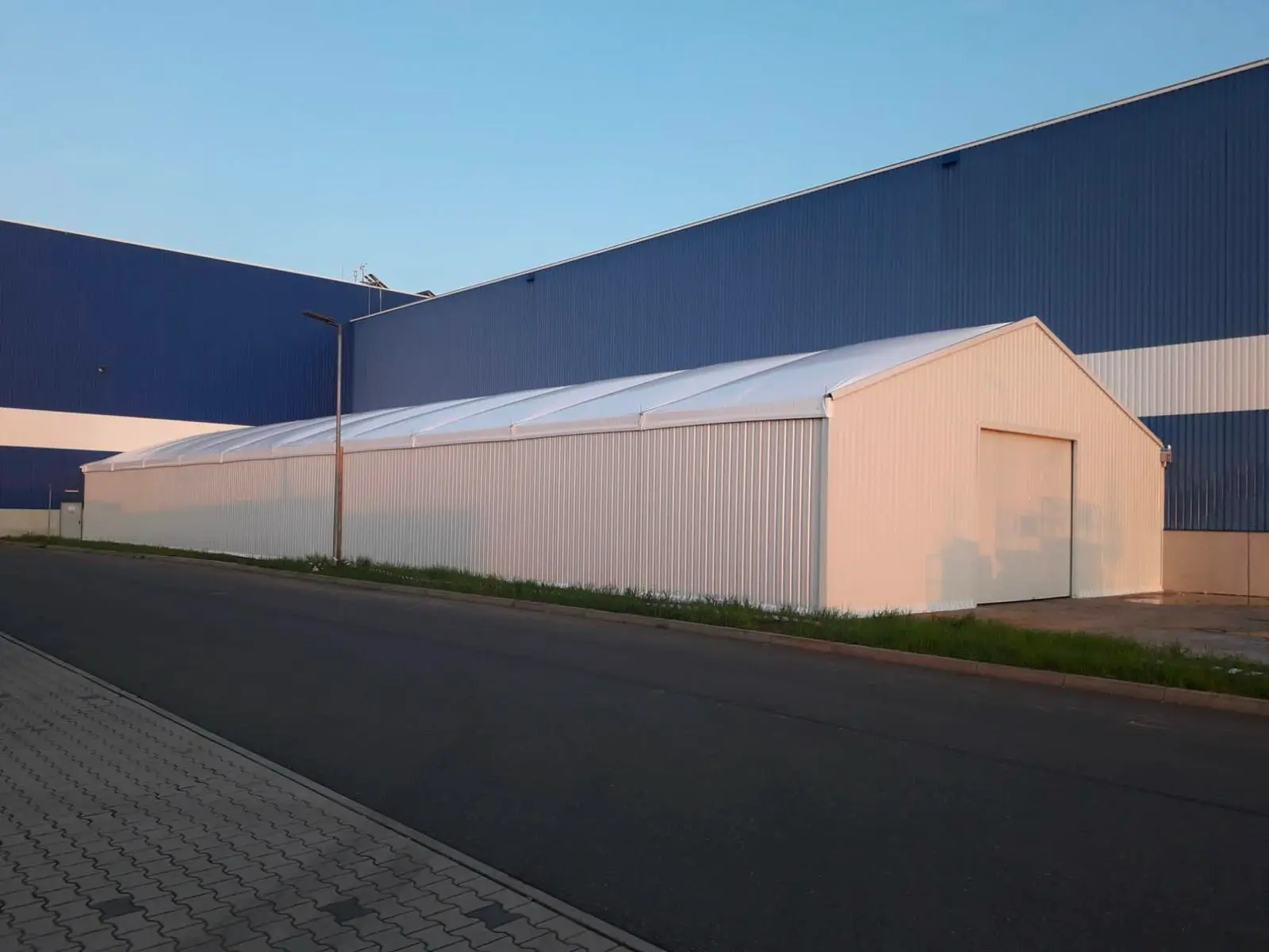 Nave industrial desmontable con estructura modular de aluminio y cubierta textil