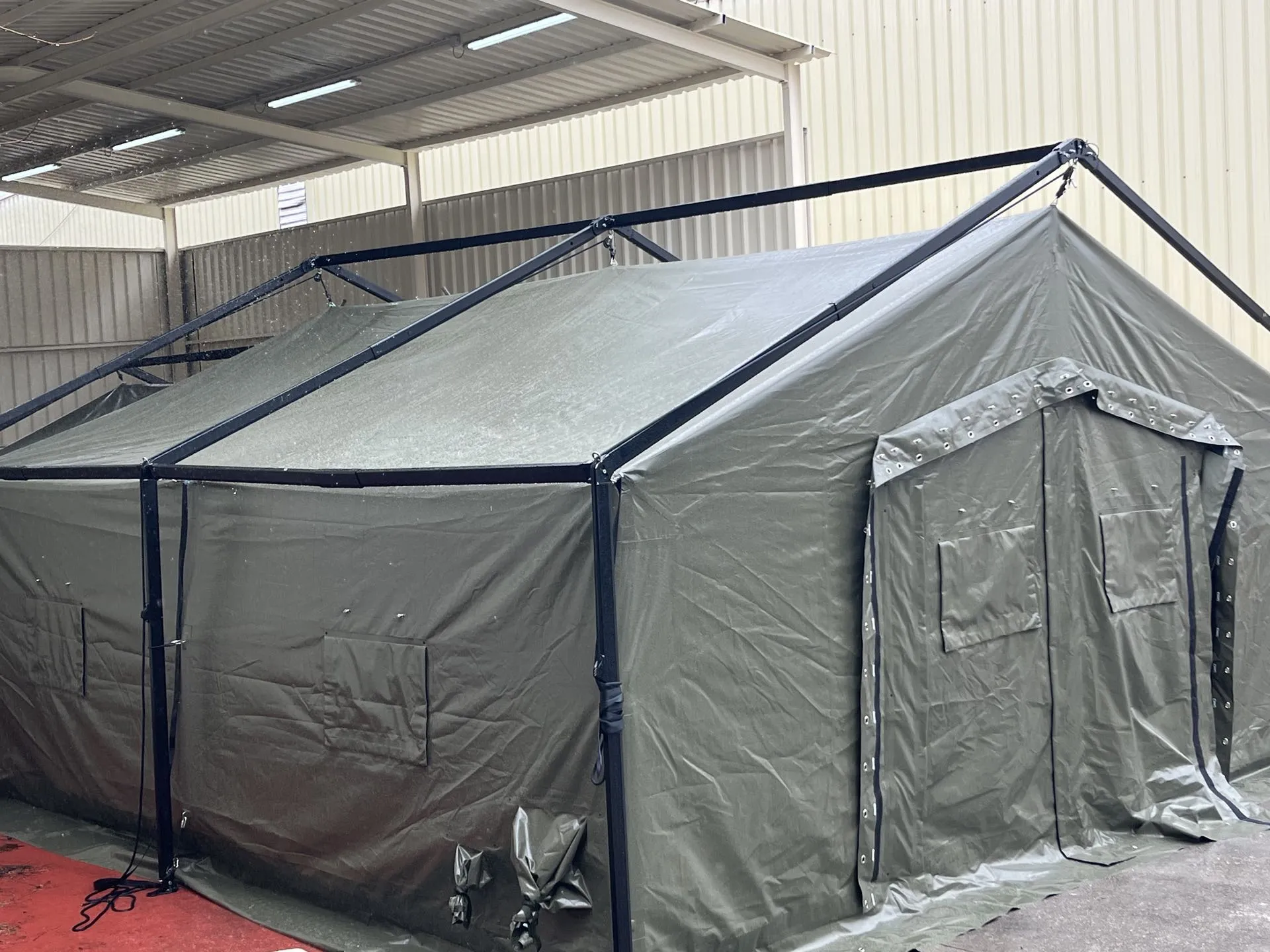 Carpa militar verde tipo almacén táctico