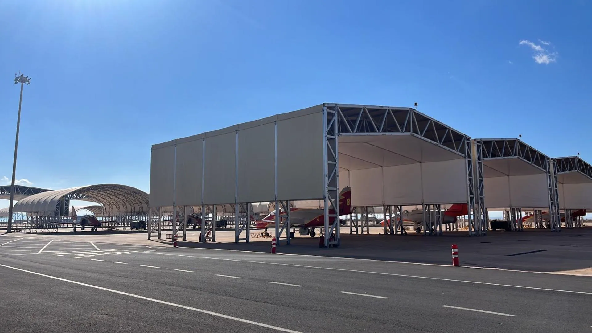Hangares militares desmontables con aviones para aviación