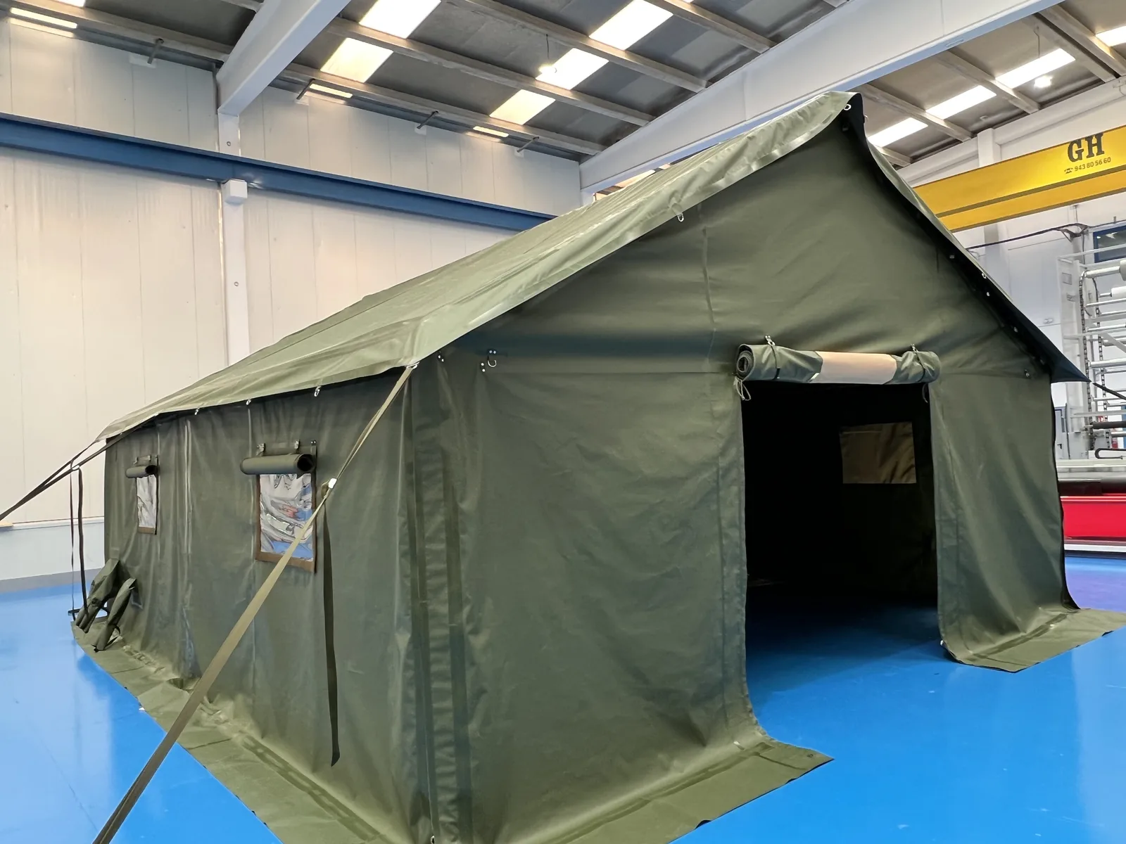 Tienda militar verde con estructura de marco interior