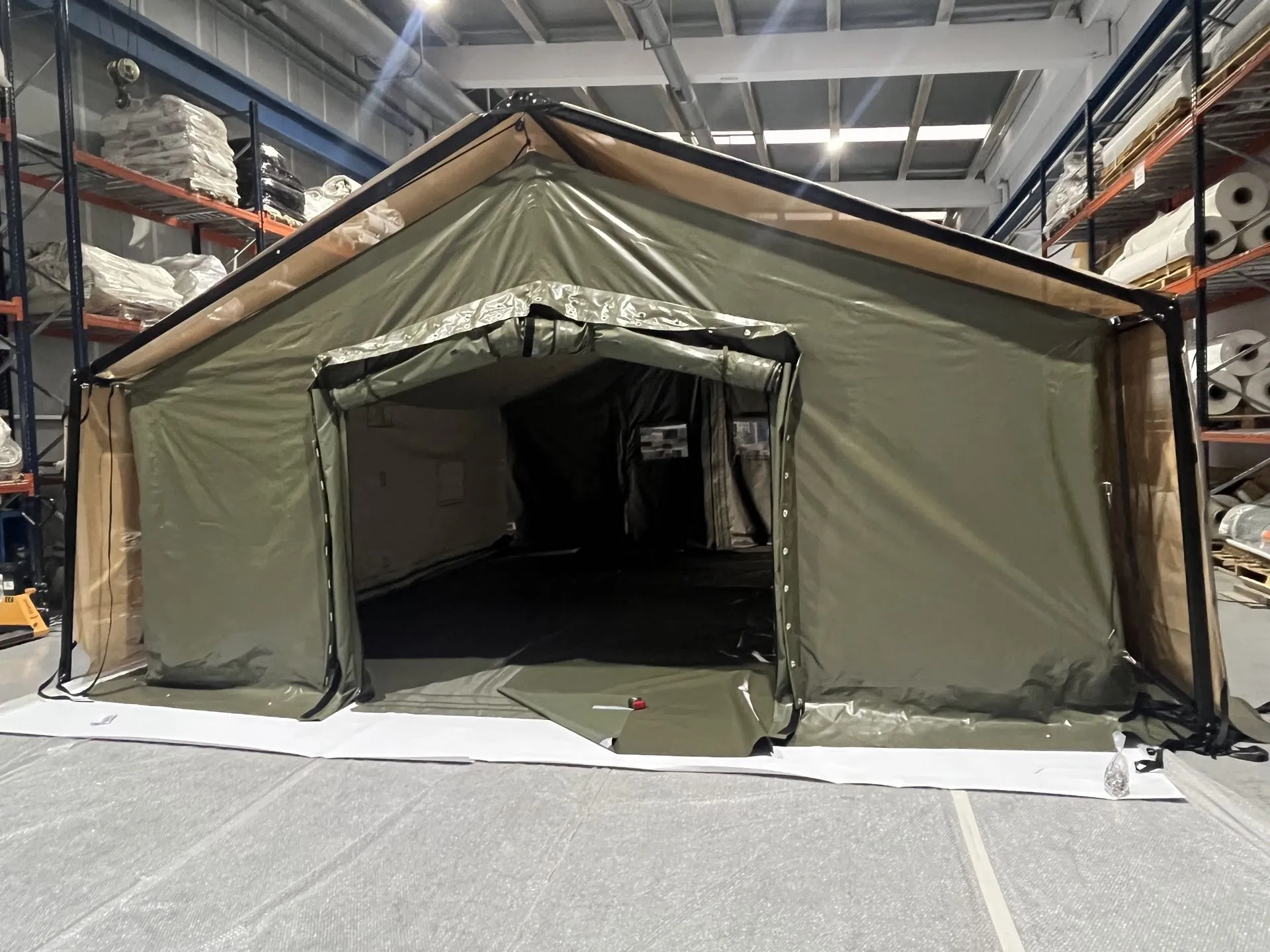 Tienda militar modular verde vista frontal