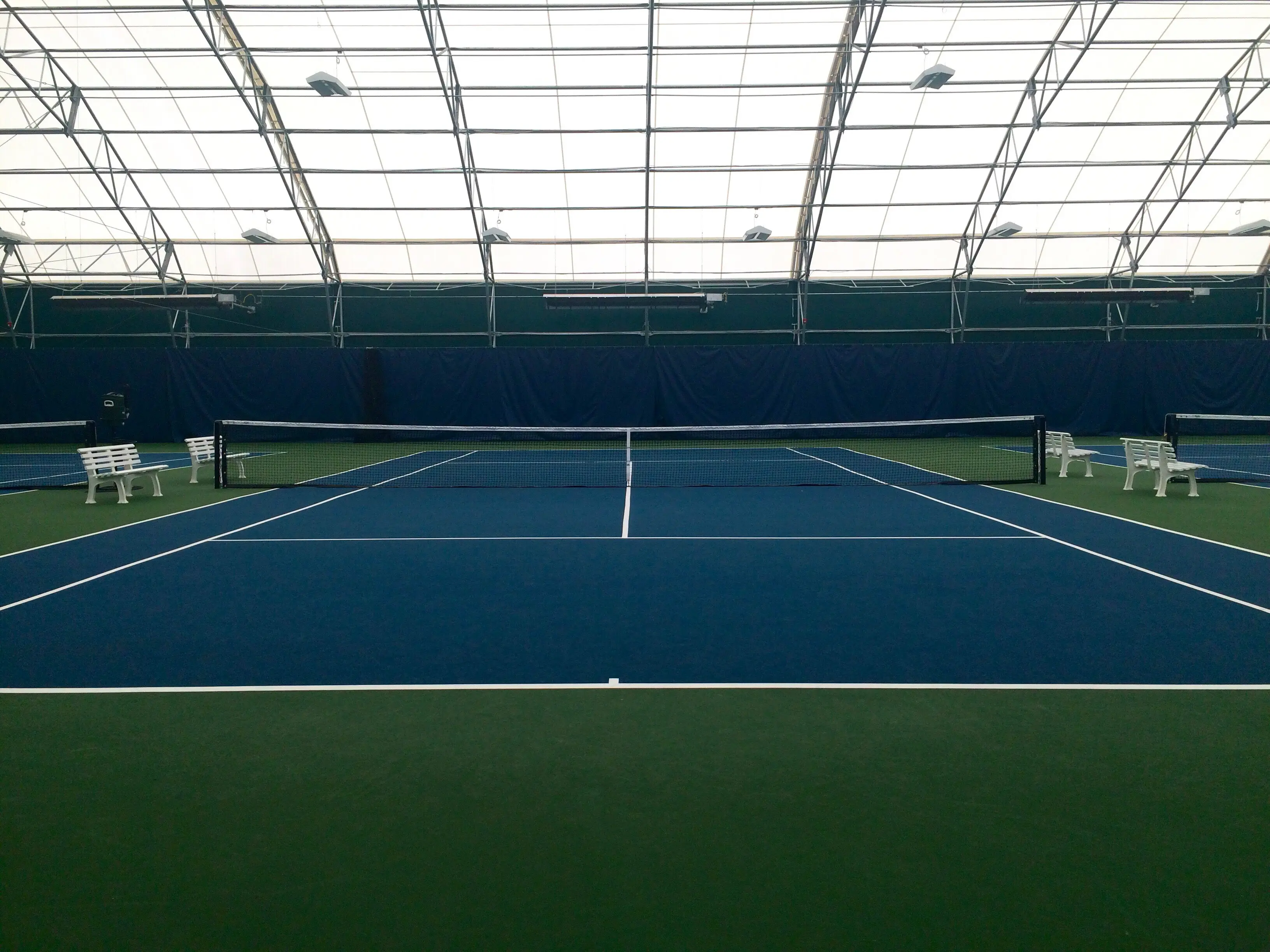 Pista de tenis cubierta con carpa deportiva