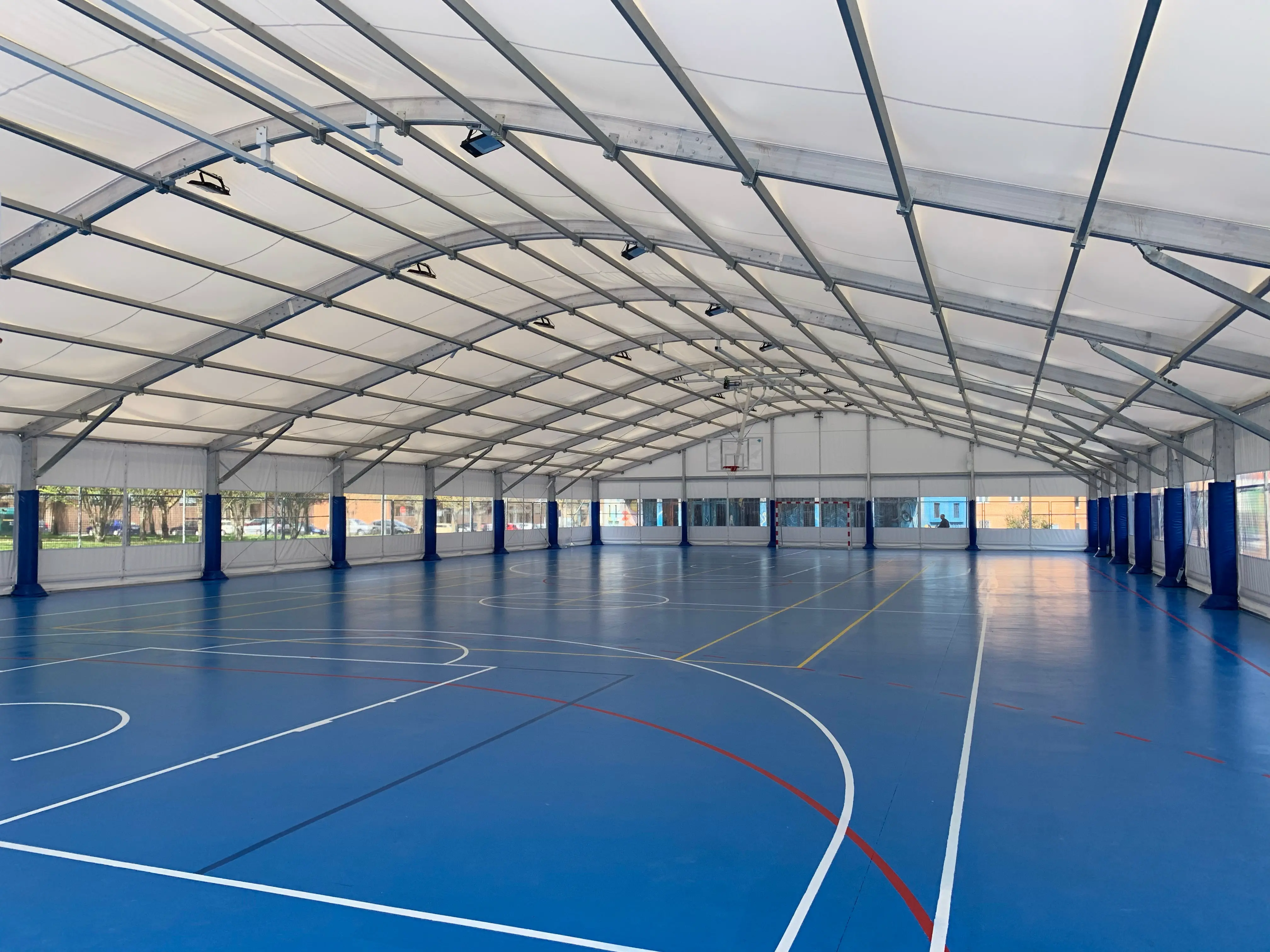Pista de fútbol sala y baloncesto cubierta con estructura modular