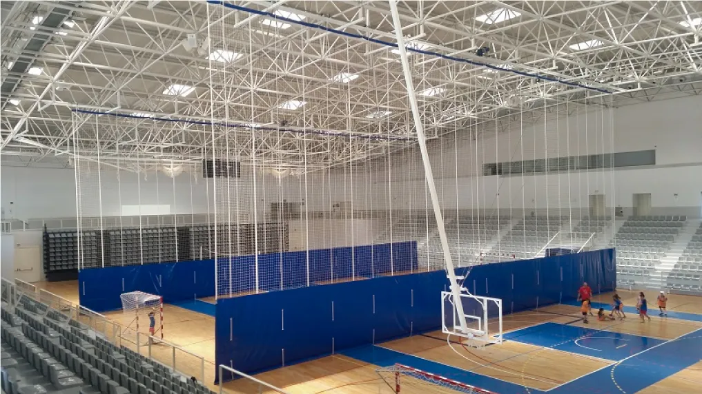 Cortinas separadoras en pabellón polideportivo