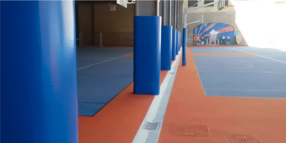 Protecciones acolchadas en columnas de polideportivo
