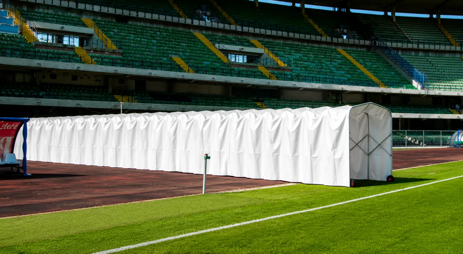 Túnel de acceso de jugadores retráctil en un estadio