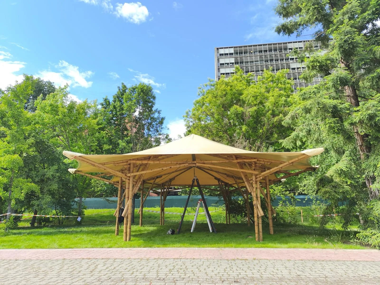 Jaima especial con estructura de madera y cubierta textil