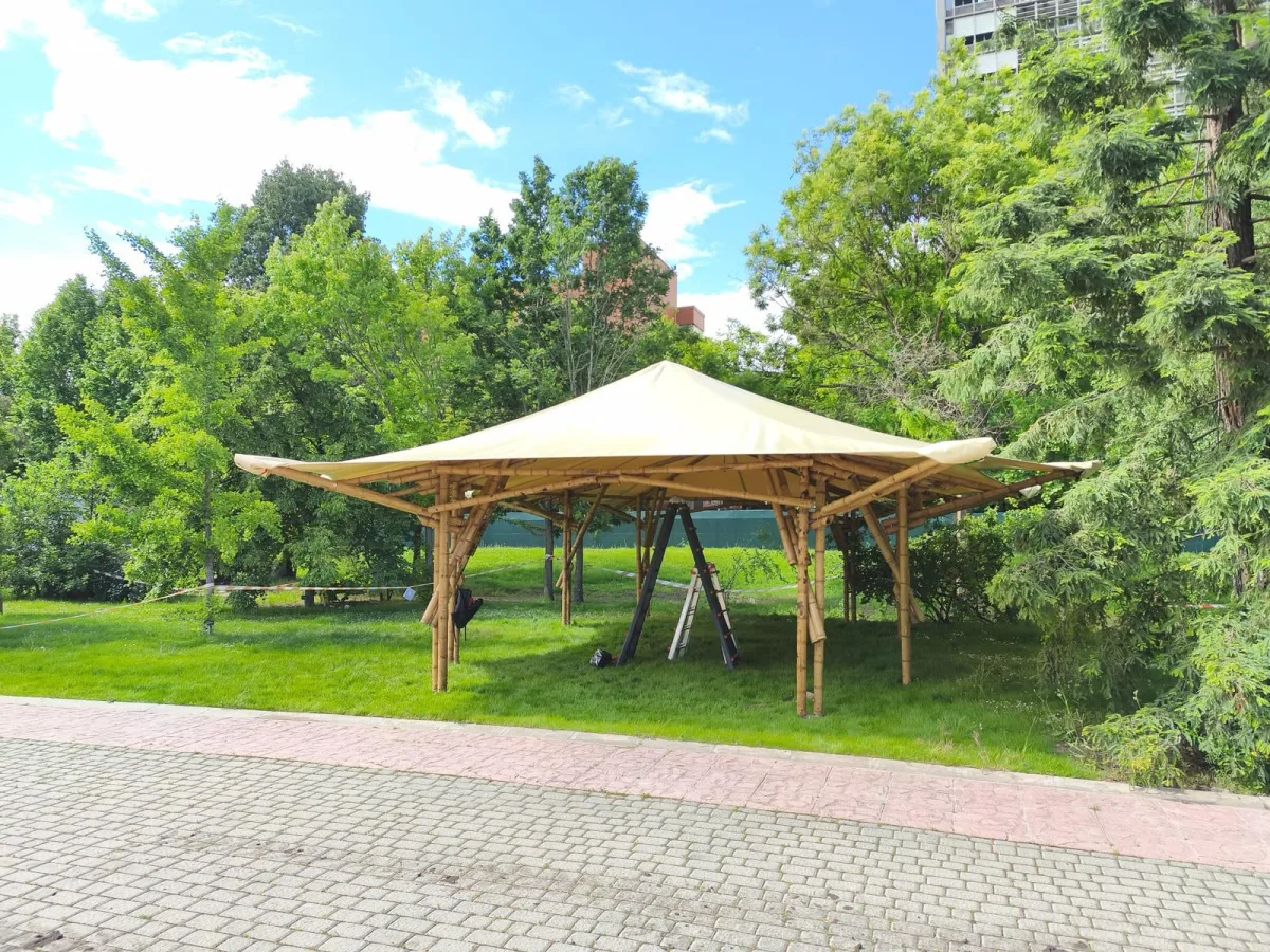 Jaima especial de estructura de madera en exterior