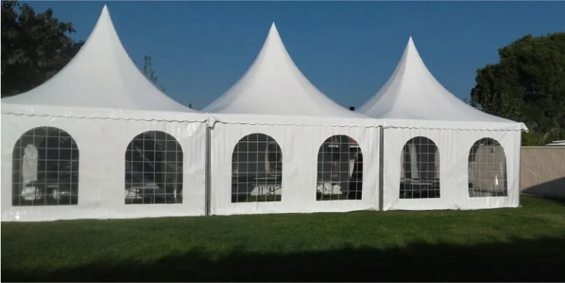 Jaimas blancas modulares conectadas con cerramiento y ventanas