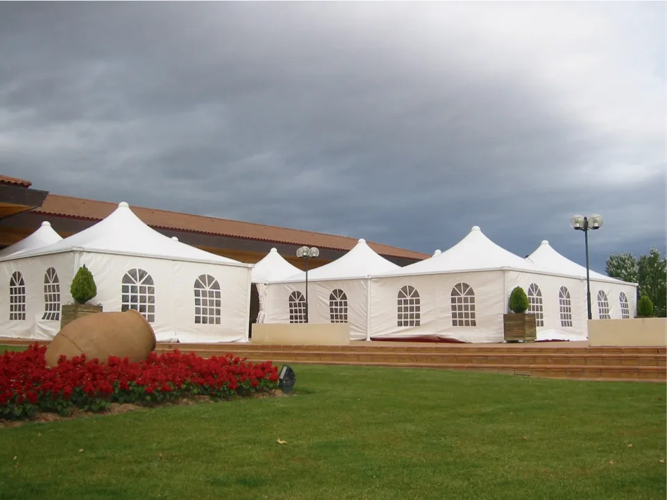 Jaimas pagoda blancas en un evento exterior, soluciones de Carpas Zaragoza