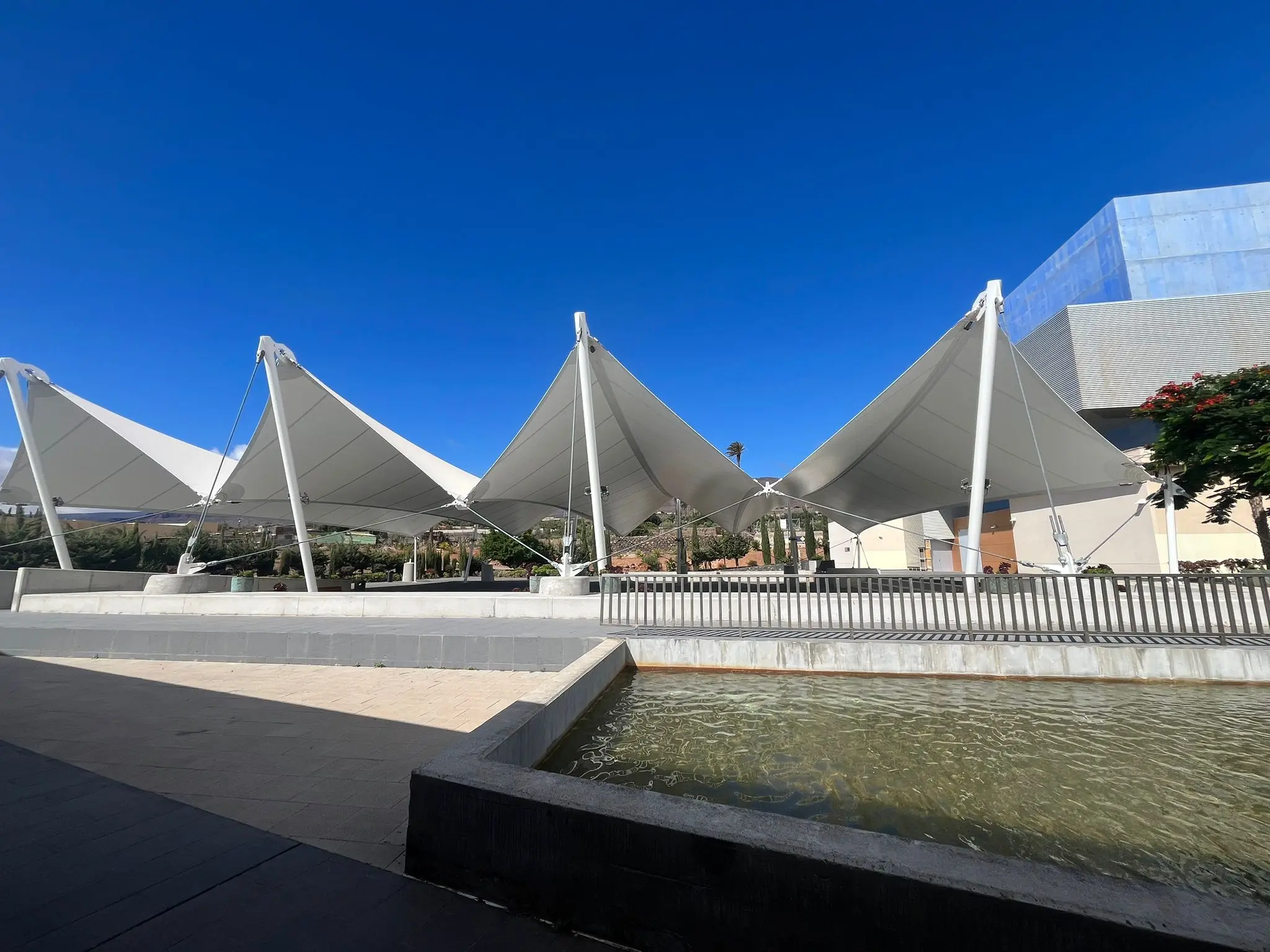 Estructura de membranas tensadas en plaza urbana para uso público