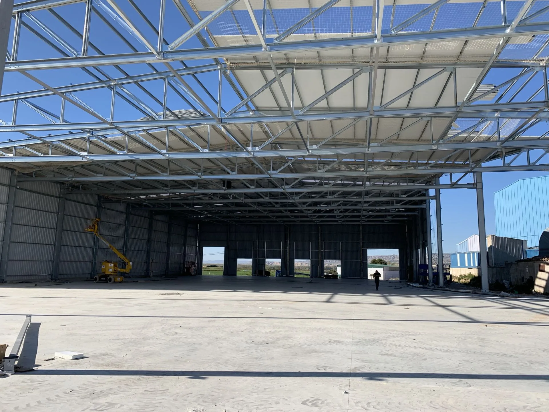 Estructura de acero durante el montaje de nave de producción