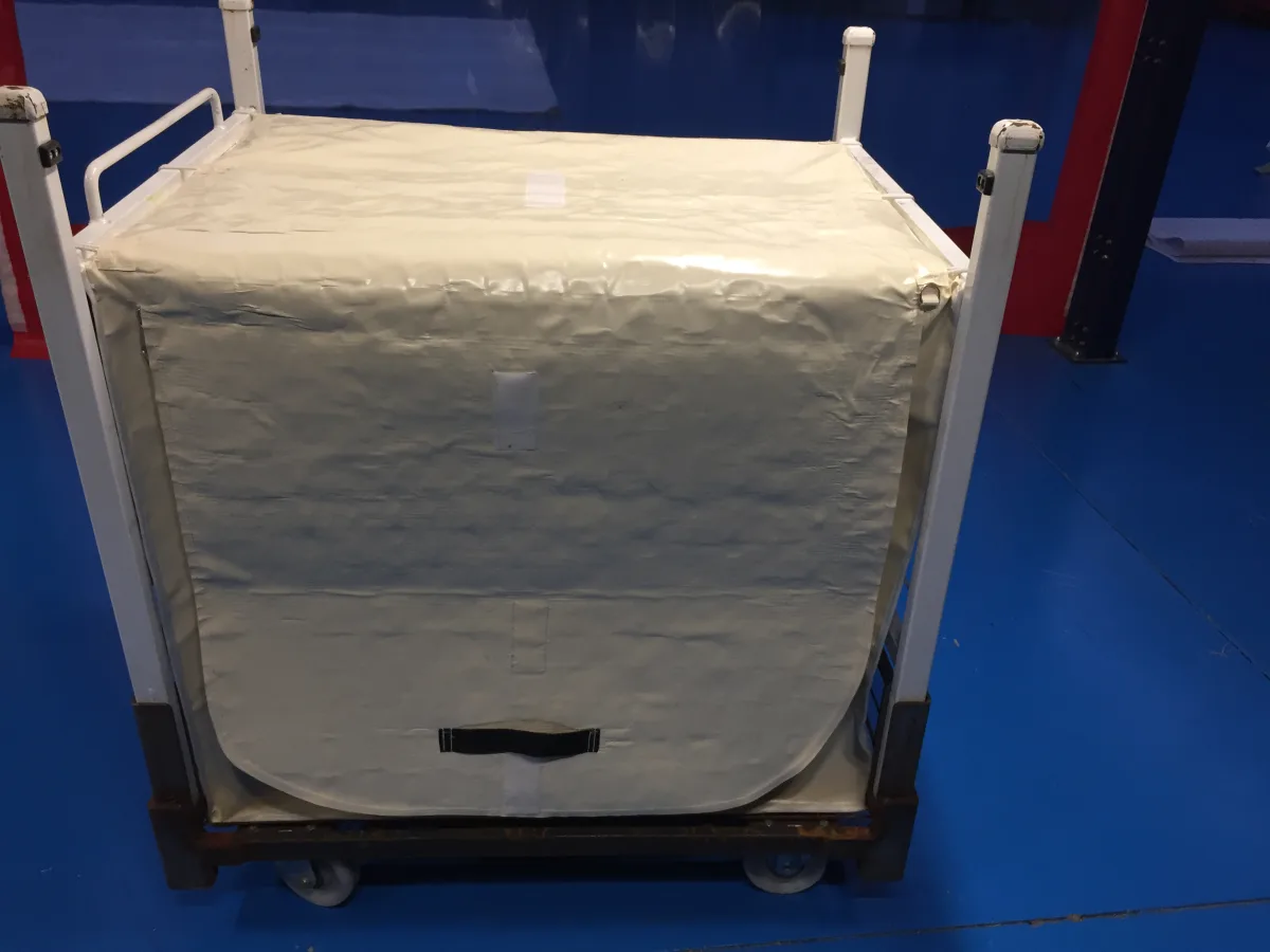 Envolvente textil protegiendo un pallet metálico