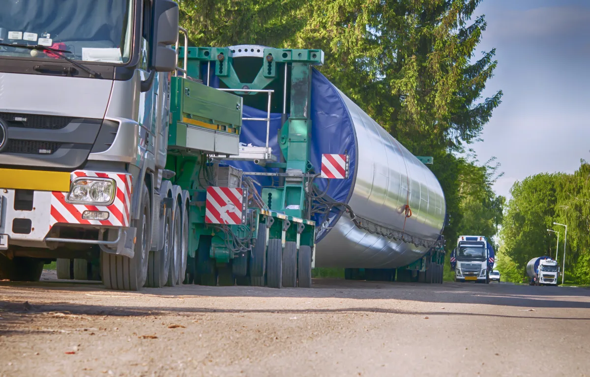 Transporte especial de aerogenerador con funda textil por carretera
