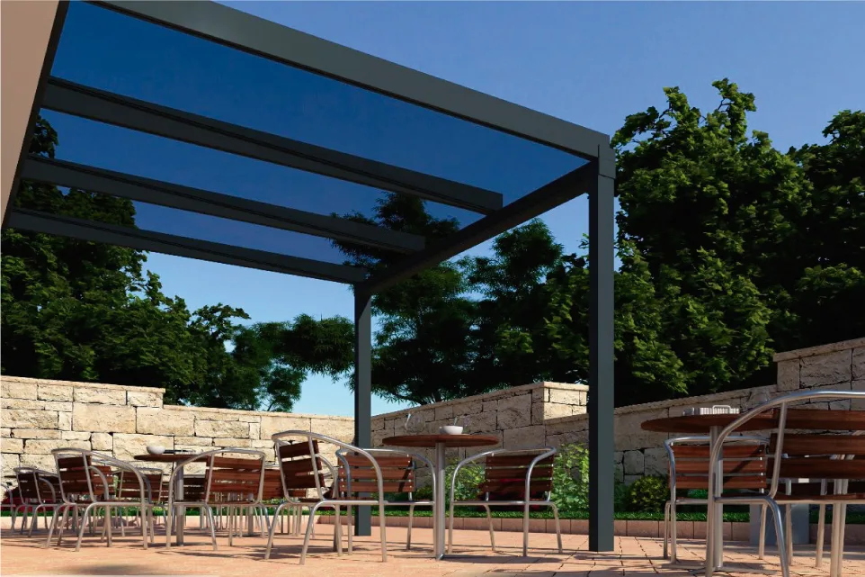 Pérgola acristalada sobre una terraza con mesas
